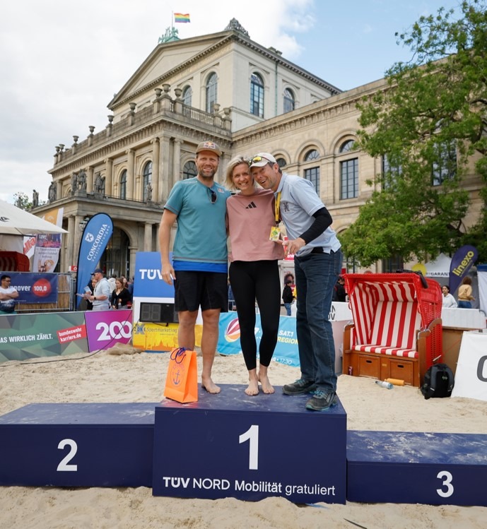 Sparkasse Hannover präsentiert den Neue Presse Beachvolleyball Cup 2026                                    Sportliche Sensation – Laura Ludwig und Julius Brink spielen gemeinsam beim Promi-Match!  